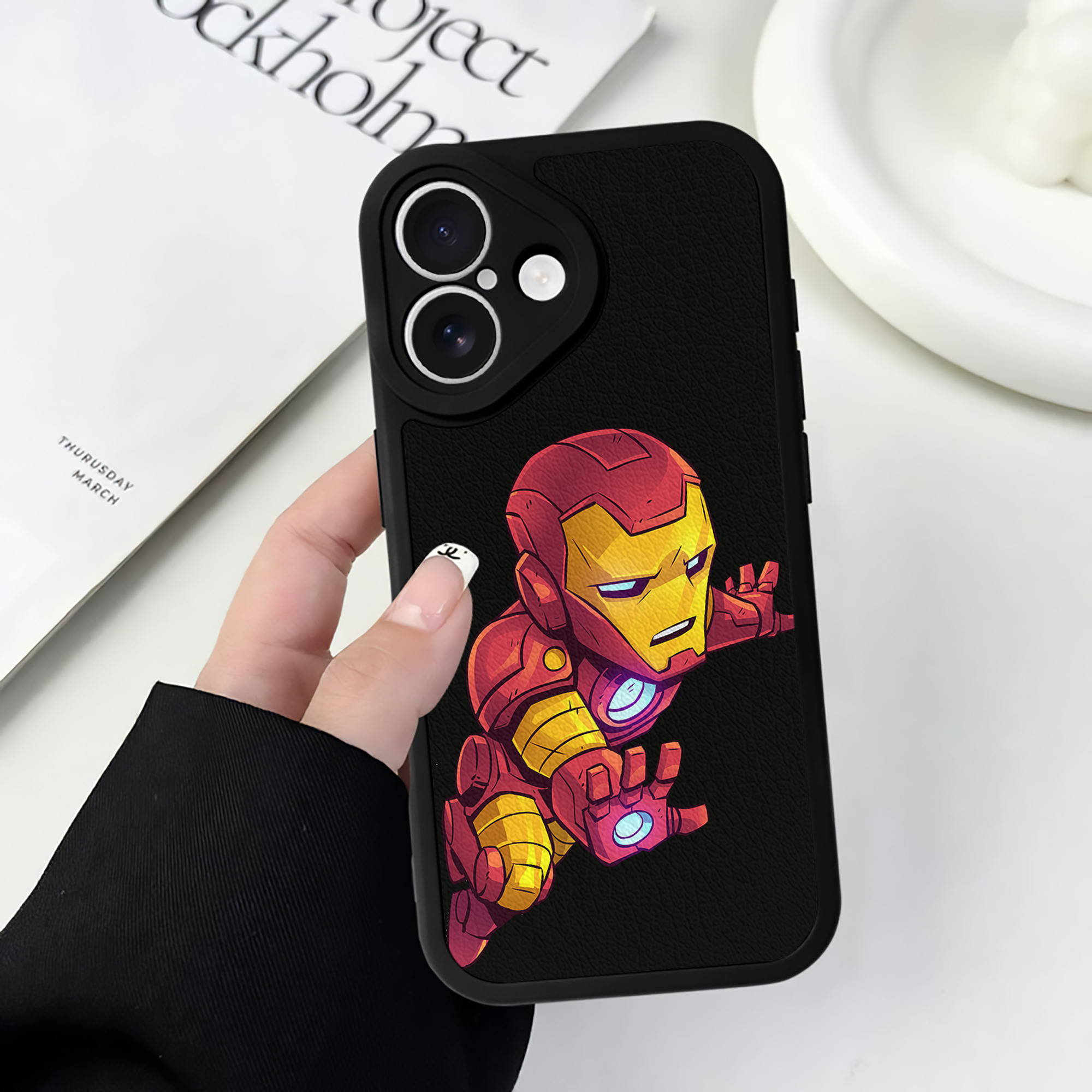 （画像用） アベンジャーズ The Avengers 【iPhone 16シリーズ対応】シリコンスマホケース（レザー調） 材質：シリコン